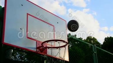 在街上打篮球，训练在篮子里打篮球。 运动、训练的概念
